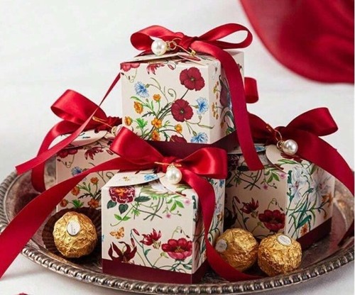Gift box includes sweets - 30,